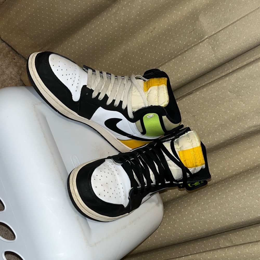 Air Jordan 1 retro high og volt gold(used)